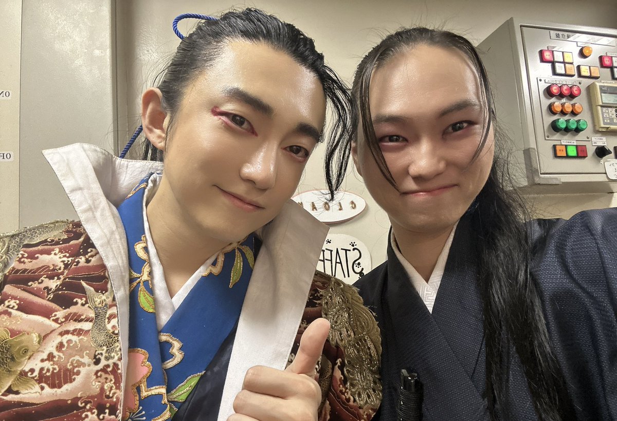 Ryo_Tokui_Voice's tweet photo. 時代劇『#わたしを殺して』
今日も素敵な方々とお写真を撮っていただいております！②

主人公・絽美緒役 上仁樹さん
波里栖役 テジュさん
露蓮須僧侶役 松田幸樹さん

圧巻の演技や惚れ惚れする歌声に圧倒される日々でした！皆様が作り上げる物語は本当に素敵でカッコよかったです！ https://t.co/6n3660cxdk