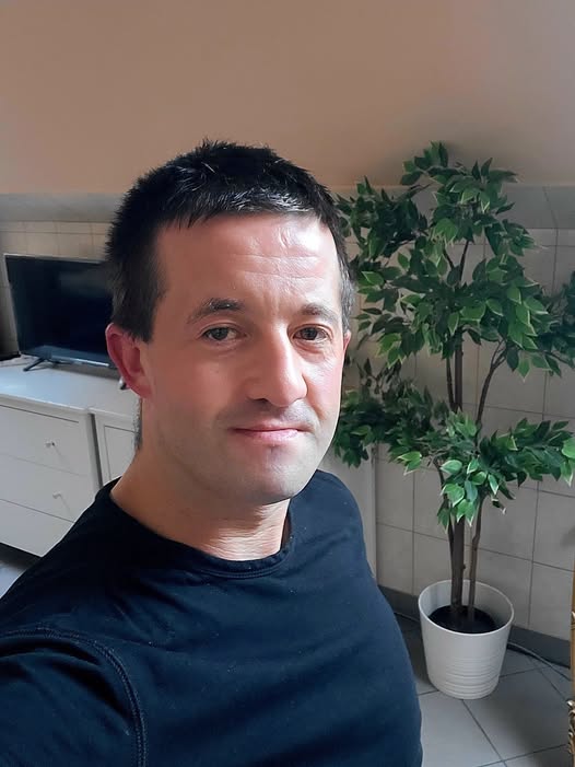 Darekbrzoza's tweet photo. Pisałem ja, pisali inni, nikt z Was nie reagował, bo przecież jakoś to będzie, "gorzej przecież już nie może być". A tu macie niespodziankę, zachciało się wam Unii  to teraz będziecie ją mieli, już Tusk praktycznie kończy swój zlecony przez oligarchię europejską i dominujące w UE kraje Niemcy, Holandię, Francję plan dostosowania gospodarki Polski do ich potrzeb, to takie współczesne niewolnictwo. 
👇🫨👇
"🚨 KRAJOWY PLAN LIKWIDACJI? Jak unijne miliardy zamykają szpitale powiatowe 🚨
Słyszycie w telewizji o „miliardach z KPO na modernizację szpitali”? Brzmi dumnie. A wiecie, co to oznacza w rzeczywistości? Zapraszam na krótką lekcję urzędowej inżynierii rynkowej. Czas zdjąć te różowe okulary i spojrzeć prawdzie w oczy. Ta wielka „odbudowa” to w rzeczywistości KRAJOWY PLAN LIKWIDACJI naszych szpitali powiatowych i urzędowy zamach na Wasze bezpieczeństwo! 🤬
Oto jak wygląda to potężne oszustwo rozłożone na czynniki pierwsze:
1️⃣ NAJPIERW STWORZYLI FIKCJĘ KADROWĄ
Przez lata Izby Lekarskie i urzędasy celowo trzymały sztywne, zaniżone limity na studiach medycznych. Lekarzy zaczęło drastycznie brakować, stali się towarem luksusowym. Małe szpitale powiatowe, żeby w ogóle mieć kogo wpisać w grafik na całodobowy dyżur, musiały wejść w chorą licytację stawek. Efekt? Pensje lekarzy zżarły od 70% do 100% całej kasy, jaką szpital dostawał na leczenie ludzi.
2️⃣ FINANSOWE ZAGŁODZENIE
NFZ płacił grosze, nakładał bandyckie limity i odmawiał płacenia za tzw. nadwykonania. Szpitale powiatowe masowo utonęły w długach – dziś aż 91% z nich bankrutuje. Samorządy nie mają już z czego dokładać.
3️⃣ UKŁAD Z BRUKSELĄ (BRUTALNY BAT)
I wtedy wjeżdża całe na biało KPO. Politycy w Warszawie podpisali z Komisją Europejską pakt, żeby dostać unijny kredyt. Warunek? Przepchnięcie ustawy, która zmusi te zadłużone szpitale do ostrych cięć pod groźbą natychmiastowego bankructwa. Ukryli to pod hasełkami typu „konsolidacja sieci szpitali” albo „racjonalizacja struktury świadczeń”. Po co ten żargon? Żebyście się, k*rwa, nie zorientowali, co się dzieje! W praktyce to odcięcie finansowania na „nierentowne” oddziały.
4️⃣ PERFIDNY SZANTAŻ (UNIJNA MARCHEWKA)
Pieniądze z KPO w końcu płyną, ale Unia nałożyła na nie bezwzględny zakaz: nie wolno wydać ani złotówki na leczenie pacjentów, na leki ani na pensje lekarzy! Można je wydać TYLKO na beton, kafelki i komputery. I tu pułapka się zatrzaskuje. Państwo mówi zadłużonemu dyrektorowi w małym mieście: „Nie damy ci ani grosza na utrzymanie porodówki czy chirurgii. Zdychajcie. Ale jak je oficjalnie zlikwidujesz i przerobisz na dom opieki dla starców, to sypniemy ci miliony z KPO na nowe kafelki”.
5️⃣ FASADOWY SUKCES, REALNY TRUP
Dyrektor przyparty do ściany podpisuje wyrok. Szpital zmienia nazwę na „Powiatowe Centrum Zdrowia”. Budynek lśni nowością, wisi flaga unijna, politycy pękają z dumy przed kamerami. Tyle że w środku NIE MA JUŻ ostrego dyżuru, chirurgii urazowej ani porodówki!
Urzędowa elita uznała, że prawo do szybkiego uratowania życia po wypadku to luksus dla bogatych z wielkich miast. Prowincja ma się zwinąć. Jak dostaniesz zawału albo Twoja żona zacznie rodzić w nocy na wsi – Twój zasr*ny problem. Jedź 60 kilometrów dalej do metropolii, a jak nie zdążysz... wyczyścisz statystyki.
Co więcej, ta banda tchórzy z Warszawy zaprojektowała to tak, żebyście za zamknięcie oddziału winili lokalnego starostę albo dyrektora, a nie systemowych architektów z rządu i Brukseli!
Płacisz za to dym*nie potrójnie:
👉 Spłacisz ten unijny kredyt w podatkach.
👉 Przez unijny Zielony Ład i ETS2 realna wartość Twojej wypłaty w produktach pierwszej potrzeby tąpnęła o blisko 40%-50%.
👉 Na koniec zabierają Ci darmowy szpital i spychają w niewolnictwo finansowe – jeśli chcesz żyć, musisz iść prywatnie i zapłacić temu samemu lekarzowi po raz drugi z własnej, zjedzonej przez inflację kieszeni!
PODSUMOWANIE BRUTALNEJ PRAWDY:
Zostałeś wciągnięty w genialnie zaprojektowaną matnię. Państwo polskie, pod dyktando unijnych wskaźników „efektywności kosztowej”, abdykowało ze swojej podstawowej roli – ochrony Twojego życia na miejscu. Zrobiono z Ciebie niewolnika tego układu: najpierw inflacją ścięto siłę nabywczą Twojej wypłaty o blisko połowę, potem kazano Ci w droższym paliwie, energii i podatkach spłacać unijny kredyt z KPO, za ten kredyt zlikwidowano Twój lokalny szpital powiatowy, a na samym końcu zmuszono Cię, żebyś z tych resztek zdeprecjonowanej pensji poszedł i zapłacił lekarzowi po raz drugi – prywatnie. To wszystko świadczy o tym, że zwykły, uczciwie pracujący człowiek w Polsce został całkowicie oszukany i zapędzony do narożnika. Jesteś dym*ny z każdej strony: przez podatki, przez Zielony Ład, przez inflację, a na koniec przez likwidację ochrony zdrowia. W codziennym życiu i w normalnym biznesie nikt tak nie robi, bo natychmiast poszedłby z torbami. Gdyby zwykły przedsiębiorca wziął gigantyczny kredyt hipoteczny, żeby wyremontować restaurację, a w umowie kredytowej podpisał zobowiązanie, że w zamian za te pieniądze zamknie kuchnię i zwolni kucharzy – każdy uznałby go za szaleńca. Jednak w świecie wielkiej polityki i unijnych dotacji to zjawisko zyskało miano „reformy strukturalnej”. Z ekonomicznego punktu widzenia to czysty nonsens. Obywatele zostają obciążeni spłatą długu publicznego oraz kosztami unijnych restrykcji, a w zamian tracą bezpośredni dostęp do podstawowych usług medycznych w swoich regionach. To jest taki absurd że trzeba być popierd*****m żeby na coś takiego się zgodzić. 🤦😲😂🤣🤪. Waclaw Domanus"