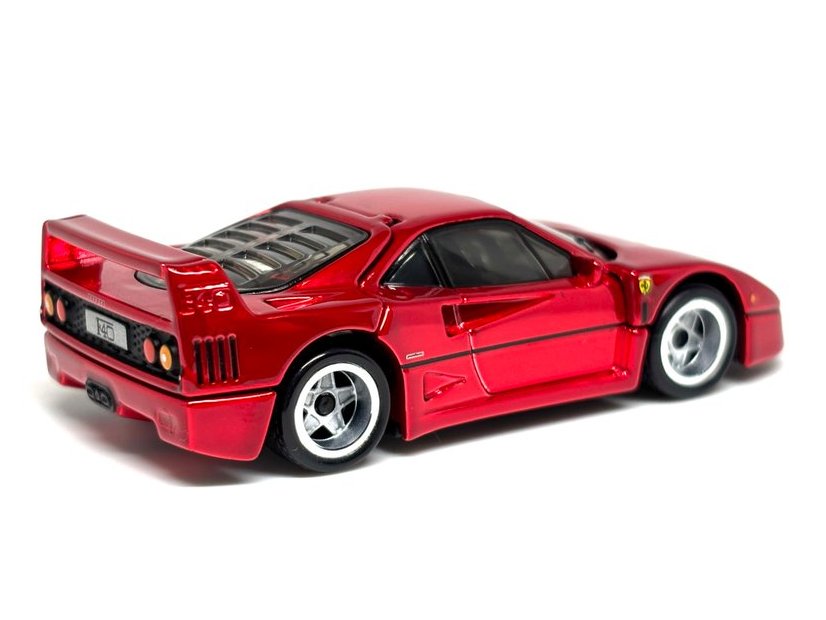 MagnetizingD's tweet photo. 待望のF40が着荷！熾烈な争奪戦の中で運良く買えたからこうして手に取ってみると感無量。でもそういった感情抜きにしてもこのF40はかなり良い。カウル開閉もエンジンの作りも凝ってるだけじゃなく、ホットウィールとは思えないぐらい(失礼)ギミックの精度や質感が高い。最高！
#ホットウィール https://t.co/9JJ2oLqN45