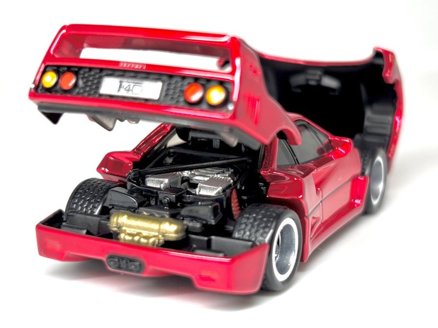 MagnetizingD's tweet photo. 待望のF40が着荷！熾烈な争奪戦の中で運良く買えたからこうして手に取ってみると感無量。でもそういった感情抜きにしてもこのF40はかなり良い。カウル開閉もエンジンの作りも凝ってるだけじゃなく、ホットウィールとは思えないぐらい(失礼)ギミックの精度や質感が高い。最高！
#ホットウィール https://t.co/9JJ2oLqN45
