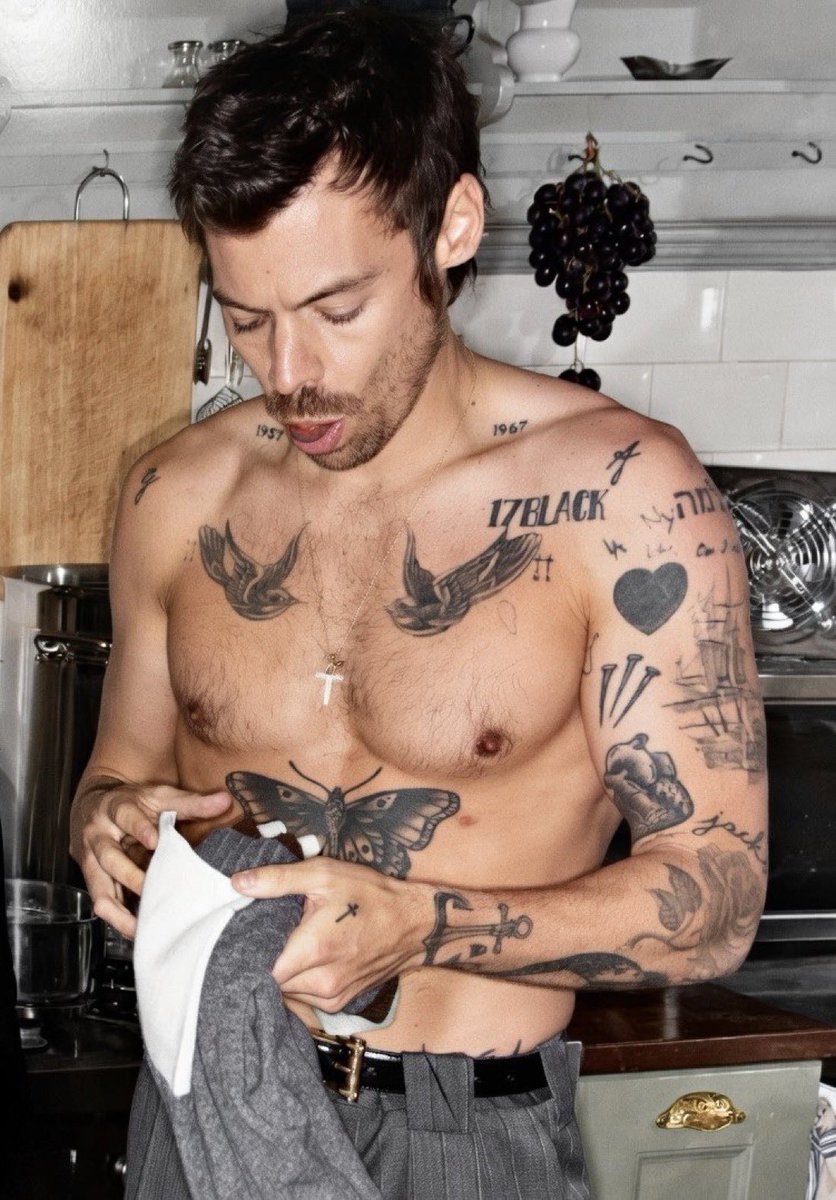 pntbynmbrry's tweet photo. Why are we using AI for shirtless Harry? Just ask me and I've got you... https://t.co/CCV5B2Ypnx