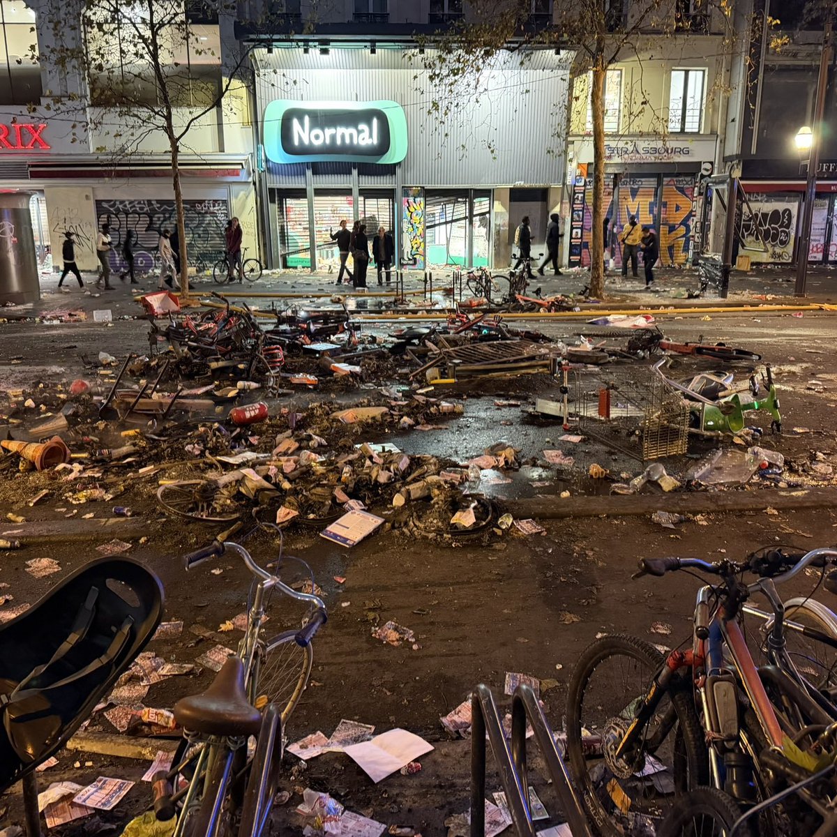 bosunatiklama's tweet photo. Gösterilerin ardından Paris sokakları: https://t.co/aCrlNXXoBB