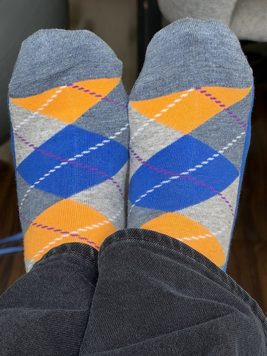 rorral's tweet photo. Como fan del Persa Victor Manuel les cuento que en la esquina de Placer con Victor Manuel está el sr. de los calcetines que vende 3 pares por 5 lucas y tiene diseños hermosos como éste. Feliz domingo para todos https://t.co/wzOvdCFnMX