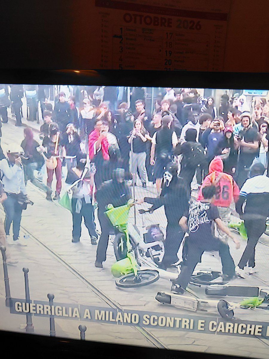 Annalisafri's tweet photo. Molti di coloro che ieri  hanno manifestato contro il 
"caro vita" non sanno neppure quanto  costa un kg di pane. https://t.co/Us4AHbIXQL