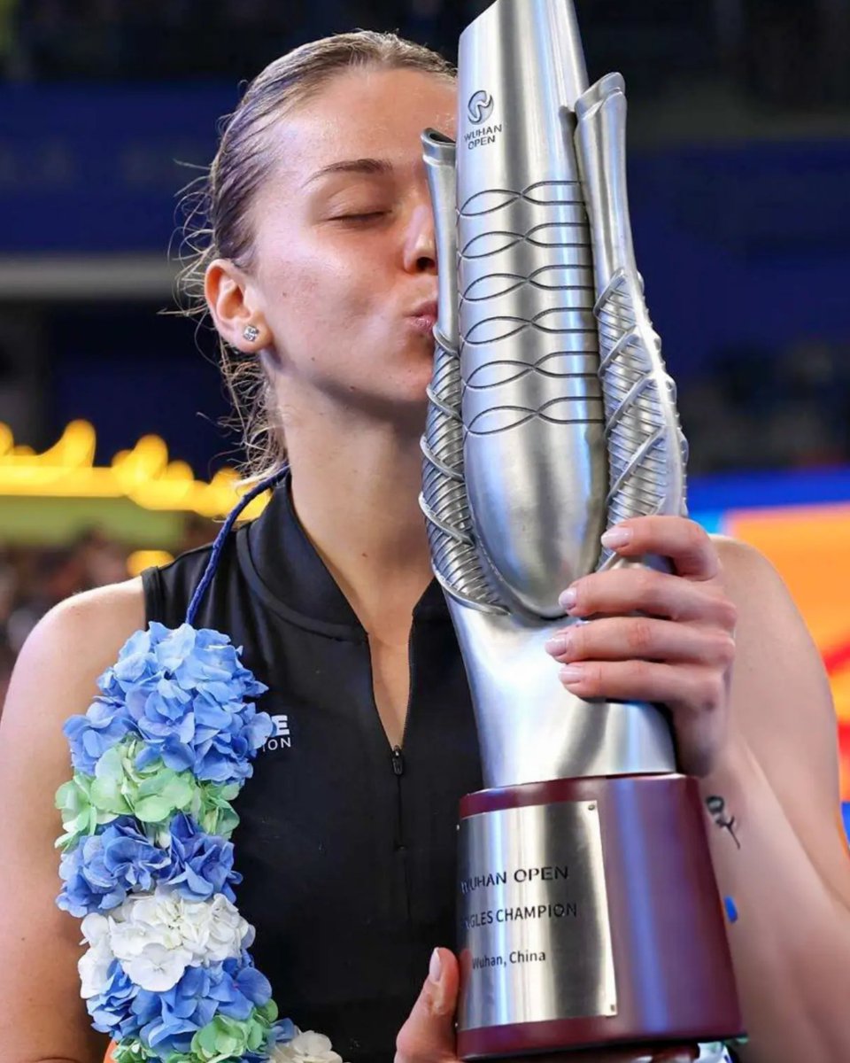 BastienFachan's tweet photo. Iga Swiatek’s first title came at a Grand Slam.

Maja Chwalinska’s first title came at a WTA 1000.

Nobody doing it like them 👯‍♀️🇵🇱 https://t.co/45uw8rnl1S