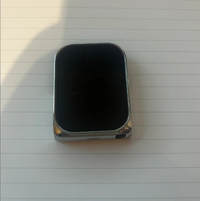 Estrellafw1's tweet photo. Found this in my son's school bag but does not seem to be a smartwatch 🤔

He came back from school and for the first time checking his bag I saw this. https://t.co/TVwJ8so3AH