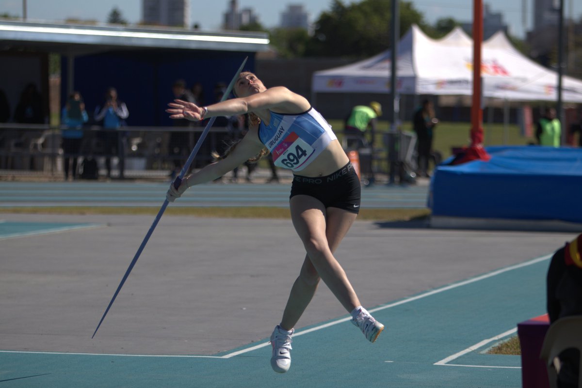 A_Cottini's tweet photo. 🥇🇺🇾 ¡ORO PARA MANUELA ROTUNDO!

La sanducera de 22 años se consagró campeona sudamericana en lanzamiento de jabalina en el XII Campeonato Sudamericano U23 de Santa Fe, Argentina, y le dio a Uruguay su segunda medalla en la competencia.

🥇 Manuela Rotundo 🇺🇾 — 52,31 m
🥈 Kimberly Flores 🇵🇪 — 51,07 m
🥉 Milagros Rosas 🇦🇷 — 49,56 m

🥉 La otra presea celeste llegó de la mano de Antonella Bonomi, bronce en los 3.000 metros con obstáculos.

👏 ¡Felicitaciones, Manuela!

📸Sebastián Vila

#Atletismo #Uruguay #SudamericanoU23