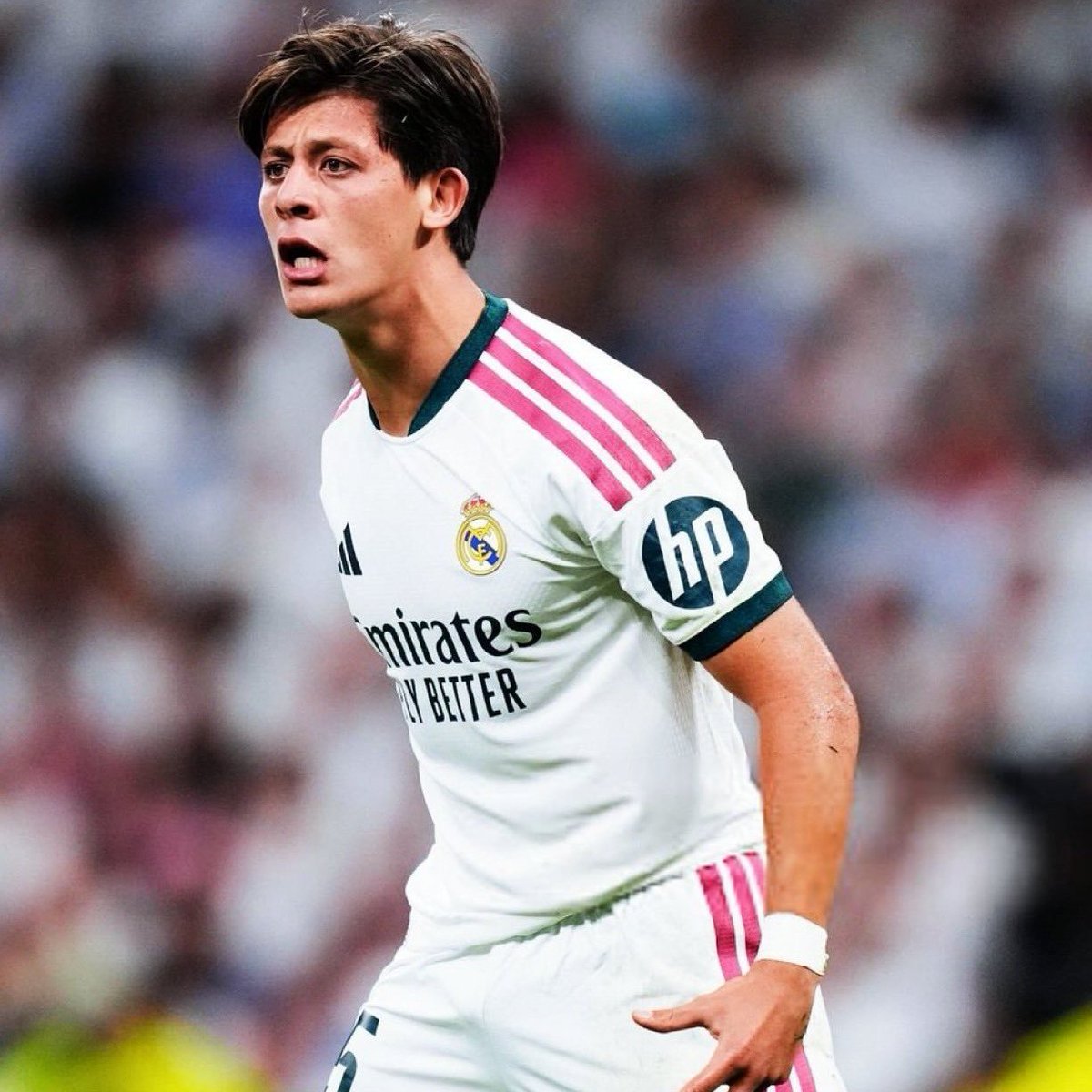oscarmendoza02's tweet photo. Arda Güler es muy necesario en el Real Madrid.

Su influencia es notable independientemente de su punto de partida: desde la derecha, de mediapunta o, como hoy frente al Sevilla, en funciones de organizador.

Su creatividad y calidad en el golpeo ofrecen soluciones en distintos contextos.