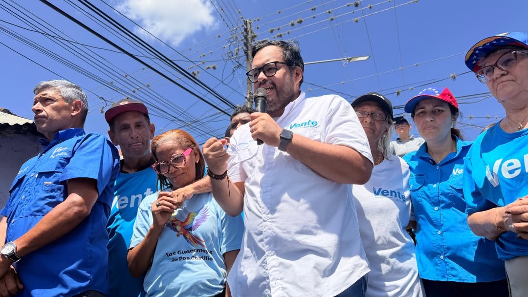 VenteVenezuela's tweet photo. 🇻🇪 ¡Abrimos la 4ta casa de la libertad en Los Valles Del Tuy! 

En Santa Lucía, municipio Paz Castillo, la comunidad se organizó y construyó con sus propias manos este nuevo espacio para la democracia.

✂️ Nuestro coordinador de @VenteMiranda , Anthony Romero (@AnthoRomeroJ), encabezó la inauguración de esta sede que demuestra que donde había abandono, hoy hay organización ciudadana.

¡Seguimos avanzando #HastaElFinal!