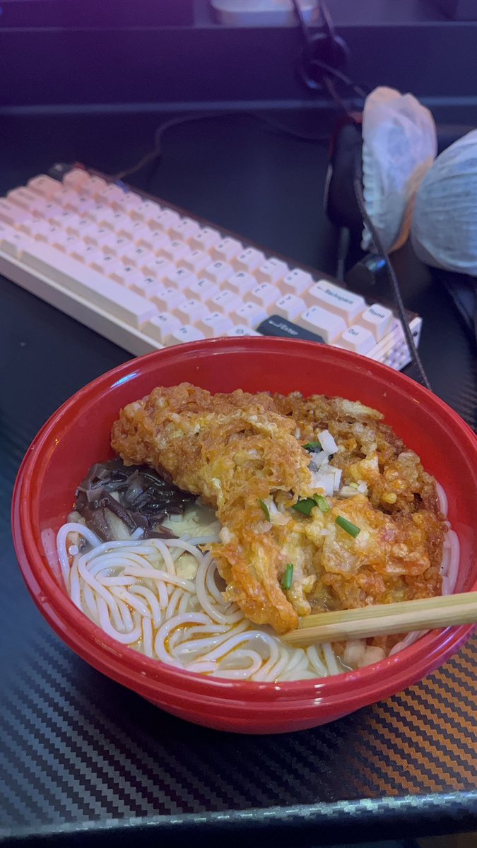 igpcfe's tweet photo. 打瓦吃螺狮粉不烧心 https://t.co/aL6JilRRTU