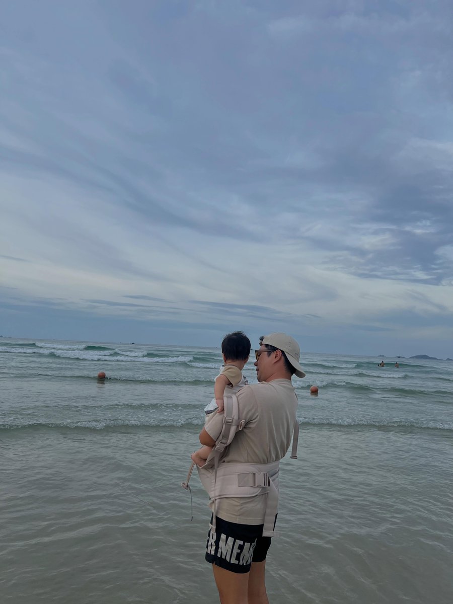 oswaldorap's tweet photo. Tỵ’s first summer https://t.co/0VE8NaXQa3