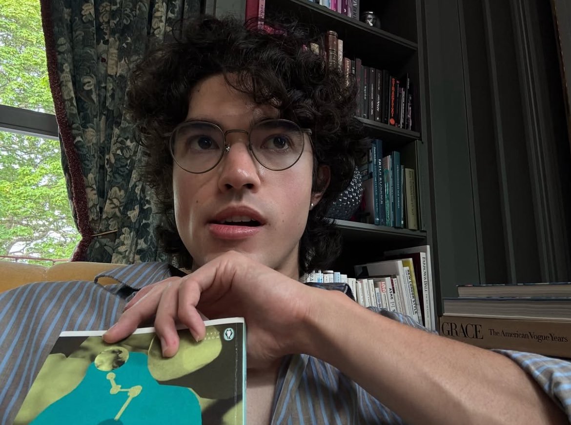 clubedolivronan's tweet photo. Olá Coneheads!
Estão com tempo pra uma resenha politizada? Hoje a gente vai falar um pouquinho sobre o livro que Conan Gray indicou no verão do hemisfério Norte, Cama de Gato (Cat's Cradle) de Kurt Vonnegut. https://t.co/chD4cmLy1d