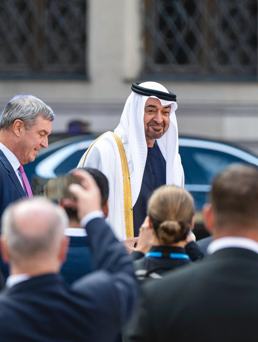 Abdalluh_kater's tweet photo. بالأمس قصفوا سفينتهم التي تحمل أسلحة إماراتية في ميناء المكلا واتهموا الإمارات بأنهم يوجد لديهم سجون سرية في مطار الريان وأخرجوهم من التحالف خلال 48 ساعة 

والإمارات لم ترد عليهم ولم تسبهم ليس ضعفاً أو خوفاً  بل لأنهم عارفين أنهم سيخضعون لهم من جديد

دام عزك يا الإمارات 🇦🇪🔥 https://t.co/0hc3AtVXTG