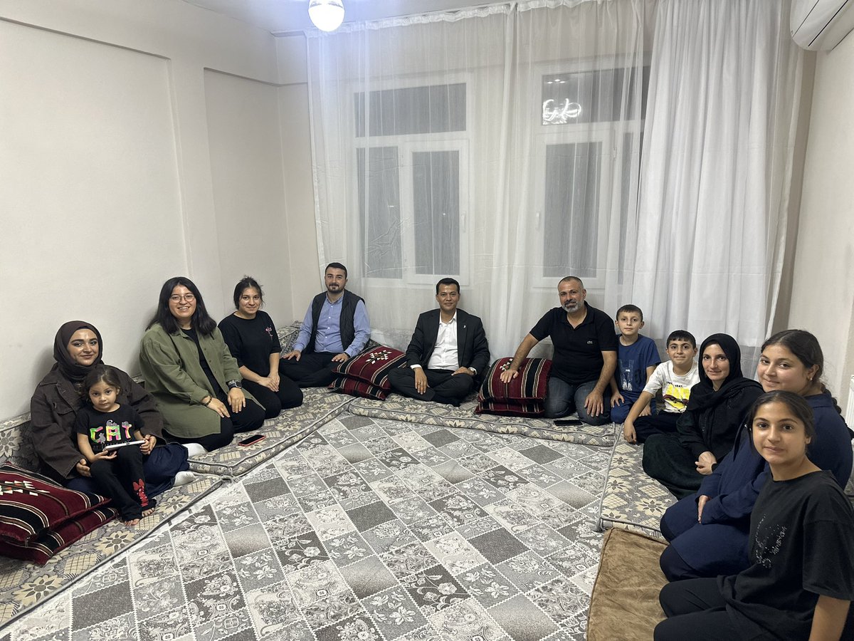MDOGANSALAR_TR's tweet photo. AK Gençlik Haliliye olarak, Yönetim Kurulu Üyemiz Nazlı Nur Aslan’ı ve Kıymetli Ailesini ziyaret ettik.

Samimiyetin, muhabbetin ve gönül bağının güç kattığı nice güzel buluşmalara…

@RTErdogan @avyusufibis @osmannazlier  @bybekirbozdag @ibrahimeyyupogl 
@milhamigunbegi @fatihseyrekk
@furkankucukk_ @mbagmanci63 
@fatmaocak0663 @AKGenclikGM @akgenchaliliyee

#akgençlik #akparti #gençlikkolları #akgençlikşanlıurfa #receptayyiperdoğan #lider #gençlik
#şanlıurfa #durmakyokyoladevam