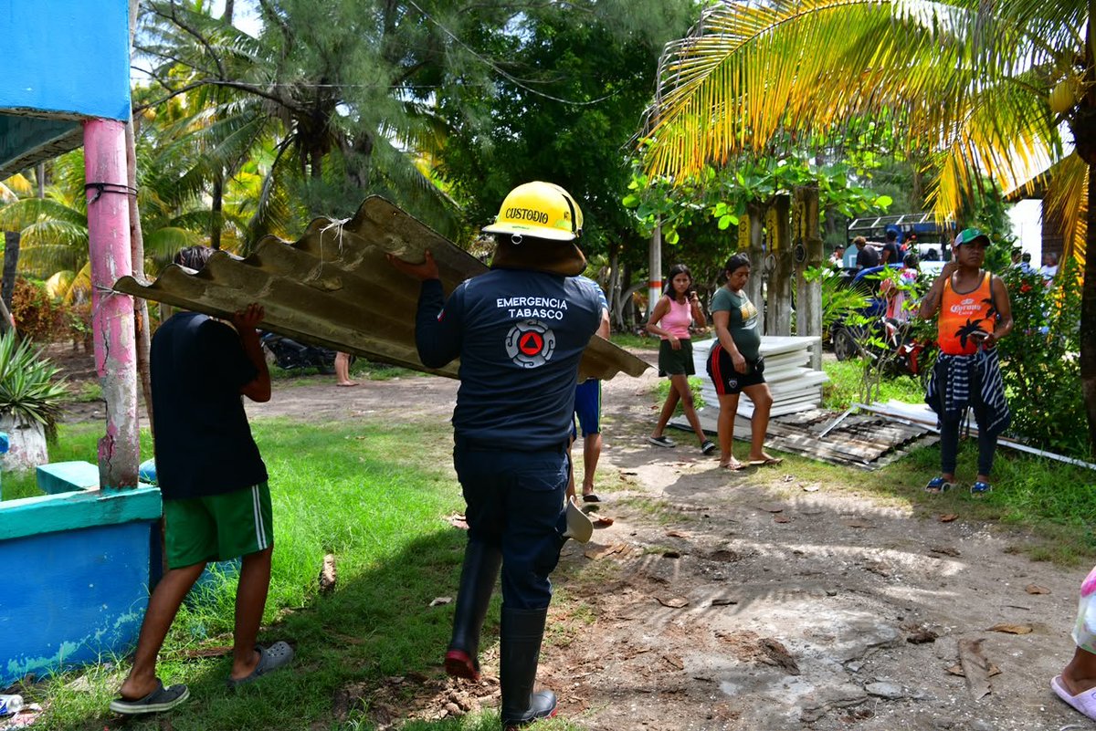 Gobdetabasco's tweet photo. Este día continúa la atención a familias afectadas en la colonia Pénjamo de Chiltepec, en el municipio de Paraíso. 
https://t.co/wqqq6gnCxc
#GobiernoDelPueblo
#ProtecciónCivil https://t.co/gFOsjc1LSG