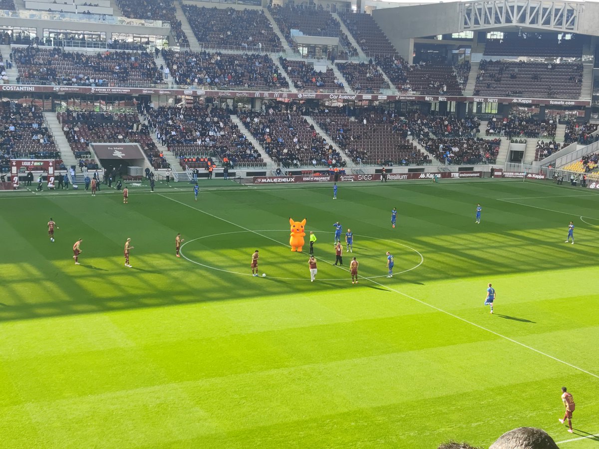 ABADCF's tweet photo. Changement de sport, nos membres ont profité de la belle journée ensoleillée de samedi pour supporter, avec passion, le club de football local - le FC Metz ! Une belle découverte pour certains dans une ambiance quelque peu différente des gymnases de badminton. https://t.co/SMIPr95sY4