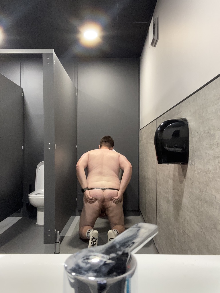 GlenChastity92's tweet photo. Day 145, Locktober 18th  
Got challenge by @scottishboix to strip naked and pose in a toilet  
 #GayChastity, #Chastity, #TeamLocked, #Locktober26 https://t.co/B2UJBEYyUz