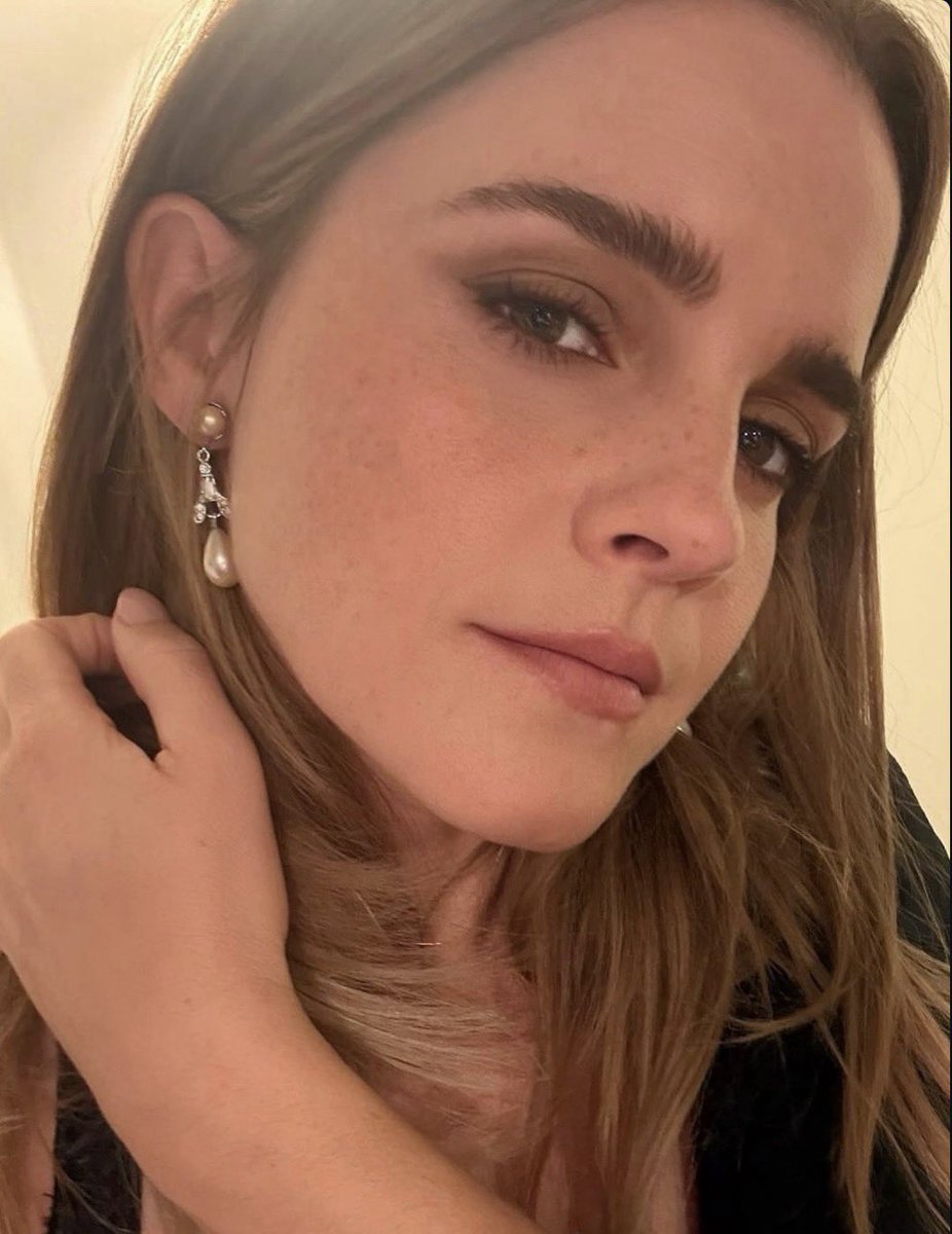 EmmaWatsonCentr's tweet photo. Emma getting ready for the Academy Gala Via Katie Mellinger on Instagram https://t.co/cYB96bH94b