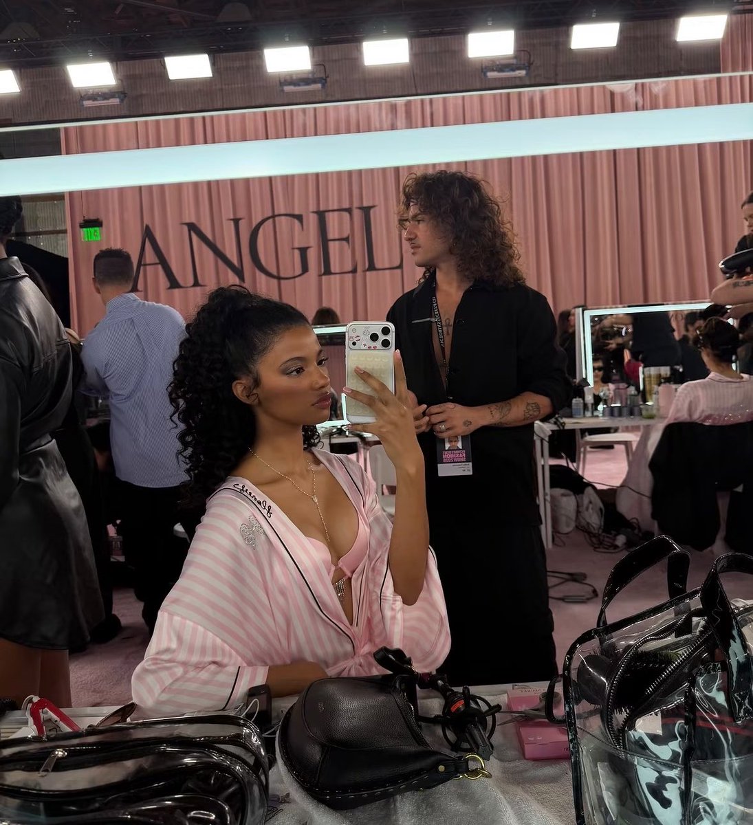 zorellt's tweet photo. Honey Ordóñez, modelo colombiana que desfilará en Victoria’s Secret en la línea Pink, ya está en el backstage 🥹🇨🇴 https://t.co/B89HQvS3Ew