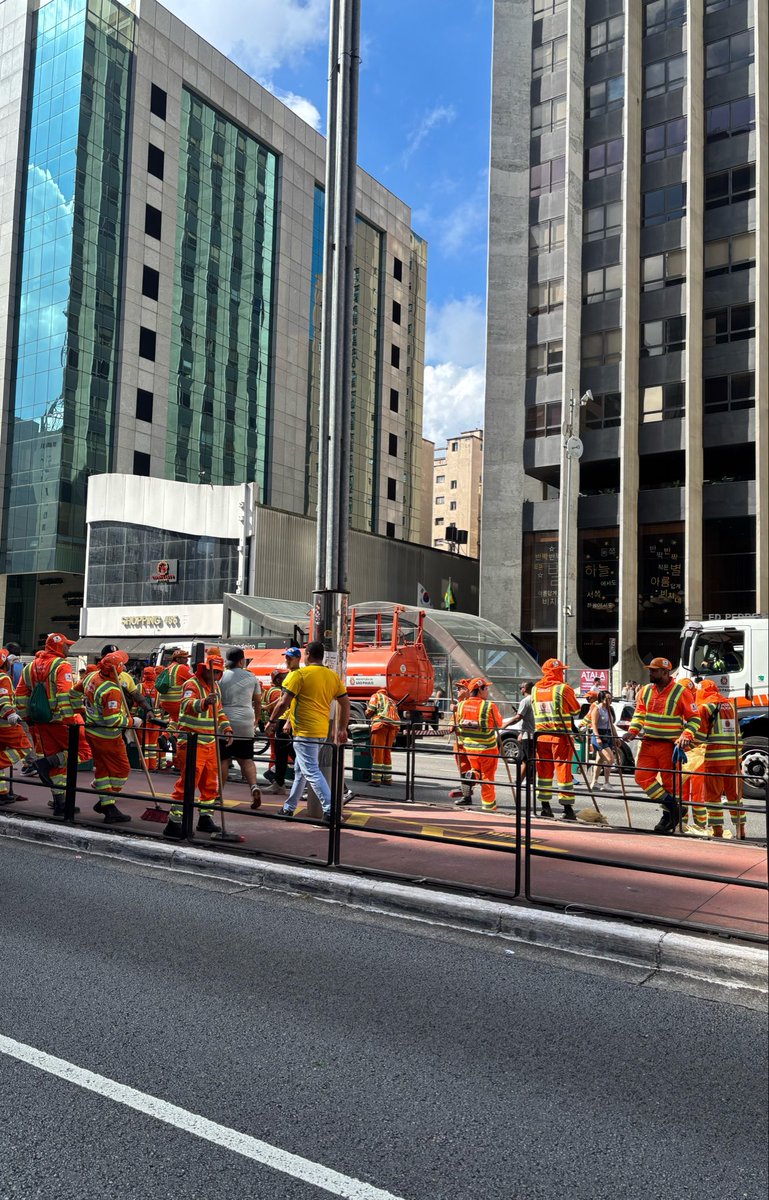 chequeibrasil's tweet photo. 🚨URGENTE: Ao contrário de ato petista, manifestantes mantêm ruas limpas e deixam garis sem trabalho. https://t.co/oIku1wAc6d