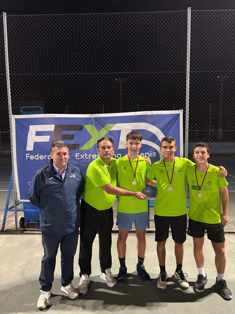 FedExtTenis's tweet photo. Doblete de @topsliceacademy ... se adjudica tambien el Campeonato de Extremadura por Equipos Absoluto masculinos al vencer a SHL en el doble definitivo y conseguir las dos victorias en este sistema de liguilla, segundos SHL  y en tercer lugar @tenispadarenas . @jovendeportEXT https://t.co/YWoP3MvpBi