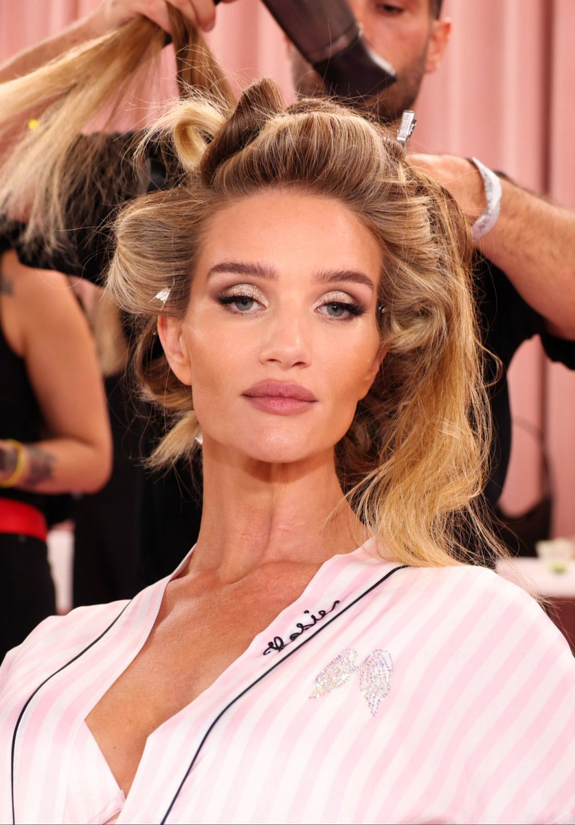 PopCulture2000s's tweet photo. angels backstage at the victoria’s secret fashion show https://t.co/MapIY0PZLg
