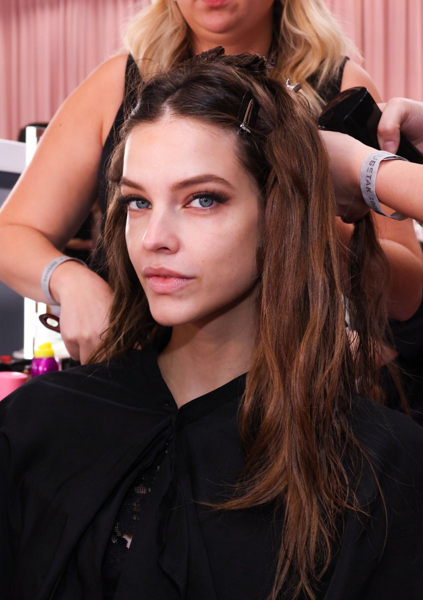 PopCulture2000s's tweet photo. angels backstage at the victoria’s secret fashion show https://t.co/MapIY0PZLg