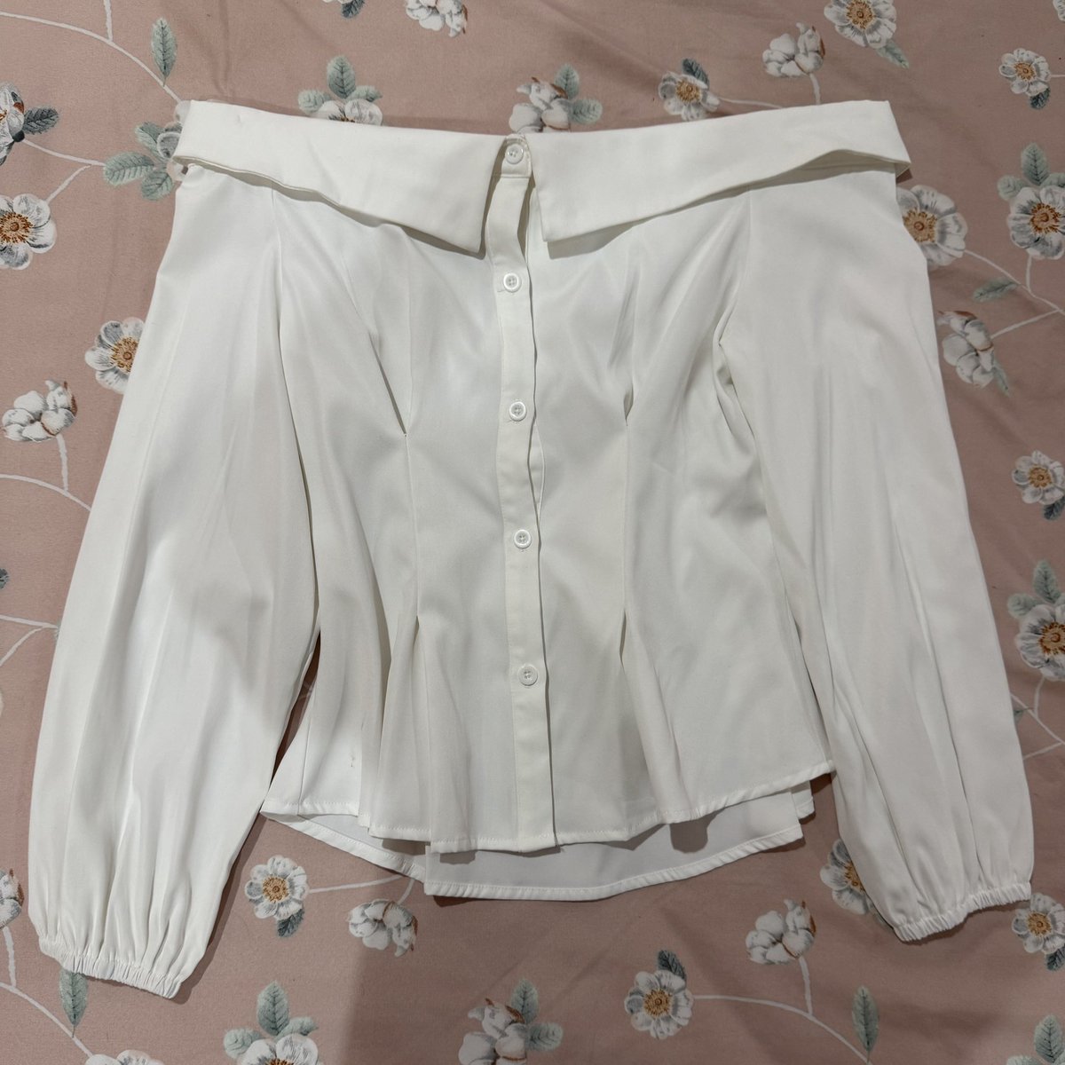 juriessy's tweet photo. ขายพร้อมส่ง เสื้อผ้ามือสอง 🌺

UIUI ROSY OFF SHOULDER SHIRT 

เสื้อเชิ้ตปาดไหล่ สีขาว ไซส์ M  

อก 34 ยาว 19 ราคา 200 ค่าส่ง 40 บาท

สนใจหรือดูเพิ่มเติม dm มาได้เลยนะคะ

#ส่งต่อเสื้อผ้า #ส่งต่อเสื้อผ้าราคาถูก 
#ส่งต่อเสื้อผ้ามือสองสภาพดี #ส่งต่อเสื้อผ้ามือสอง https://t.co/bV9oDweT7k