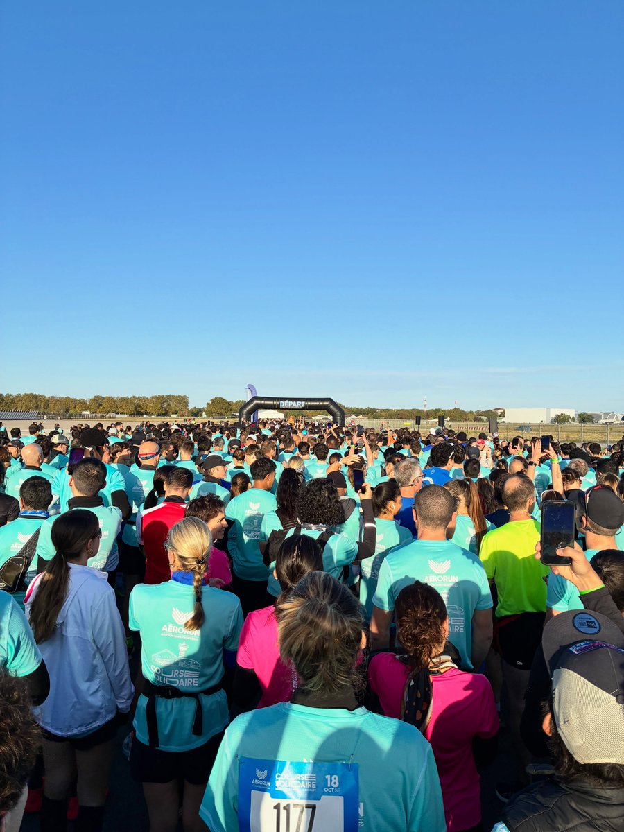 Gate7aviation's tweet photo. 🏃‍♂️✈️ L’AéroRun de retour hier sur le tarmac du Bourget !

Ce dimanche 18 octobre, l’Aéroport de Paris-Le Bourget a accueilli la 3ᵉ édition de l’AéroRun, une course solidaire organisée par Aviation Sans Frontières.

Au programme : un 10 km chronométré et une marche de 2,5 km, au cœur d’un site aéronautique habituellement inaccessible au public.

🏅 La nouveauté 2026 : le parcours de 10 km est désormais mesuré et homologué par la Fédération française d’athlétisme (FFA).

💙 Au-delà du défi sportif, l’événement mobilise coureurs, entreprises et passionnés autour des missions humanitaires d’Aviation Sans Frontières. Après avoir réuni 1 500 participants lors de sa première édition et 3 000 en 2025, l’AéroRun poursuit son développement en 2026, avec une nouvelle édition également organisée à Lyon-Bron cette année.

Une autre façon de faire vivre la passion aéronautique, entre sport, découverte et solidarité !

#AéroRun #LeBourget @ONG_ASF  #Aviation #AvGeek
@ParisAeroport @MuseeAirEspace @Capo_Canellas