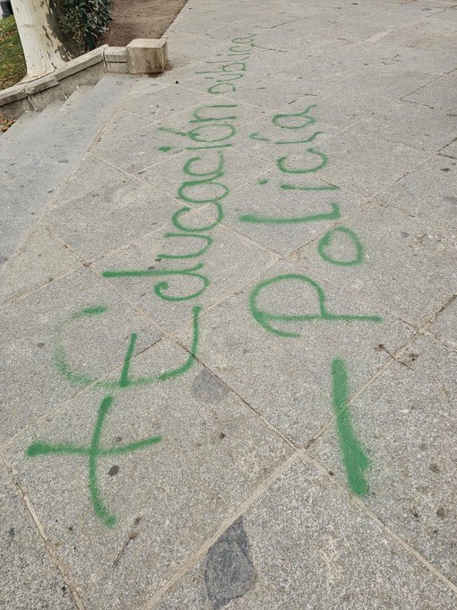 DanielSenda's tweet photo. Vandalizar el #parquedeElRetiro no es parte de la solución sino parte del problema. No confundamos libertad con libertinaje y recordemos que no hay derechos sin obligaciones. Mejorar la educación como la policía es más necesario que nunca https://t.co/MHy00yskBH
