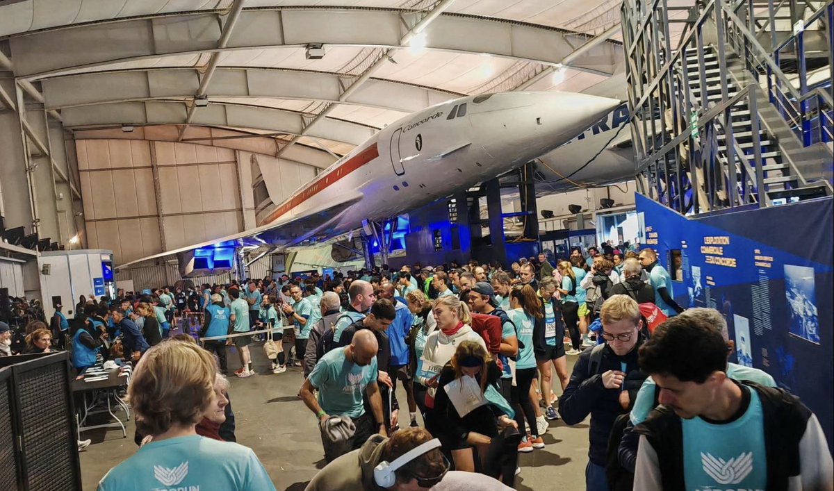 Gate7aviation's tweet photo. 🏃‍♂️✈️ L’AéroRun de retour hier sur le tarmac du Bourget !

Ce dimanche 18 octobre, l’Aéroport de Paris-Le Bourget a accueilli la 3ᵉ édition de l’AéroRun, une course solidaire organisée par Aviation Sans Frontières.

Au programme : un 10 km chronométré et une marche de 2,5 km, au cœur d’un site aéronautique habituellement inaccessible au public.

🏅 La nouveauté 2026 : le parcours de 10 km est désormais mesuré et homologué par la Fédération française d’athlétisme (FFA).

💙 Au-delà du défi sportif, l’événement mobilise coureurs, entreprises et passionnés autour des missions humanitaires d’Aviation Sans Frontières. Après avoir réuni 1 500 participants lors de sa première édition et 3 000 en 2025, l’AéroRun poursuit son développement en 2026, avec une nouvelle édition également organisée à Lyon-Bron cette année.

Une autre façon de faire vivre la passion aéronautique, entre sport, découverte et solidarité !

#AéroRun #LeBourget @ONG_ASF  #Aviation #AvGeek
@ParisAeroport @MuseeAirEspace @Capo_Canellas