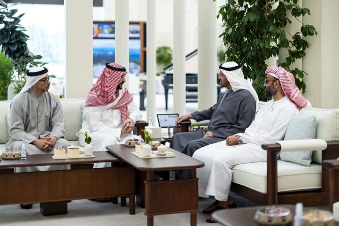 Ye_AnsarAllah's tweet photo. #هام اخي اليمني !!

ان عودة الإمارات إلى التحالف لإنقاذ السعودية من مستنقع الحرب في اليمن يعتمد على العرض السعودي والشروط الإماراتية التي يعلم بها الله!!!

ولكن ما ايقن به أن الاطراف المحلية ستدفع جزء من فاتورة الاتفاق..

فهل سيعود الزبيدي والانتقالي للمشهد السياسي على حساب الاصلاح؟!

أم سيتم تجييش قوة الانتقالي عبر قيادة سلفية تضع ملف القضيةالجنوبية في الإدراج مقابل تسليم السواحل والجزر والموانئ لابوظبي؟!
#مدري_ياخي 

والايام القادمة ستكشف عن الفاتورة المستحقة داخليا وخارجيا ان عادت الإمارات للتحالف