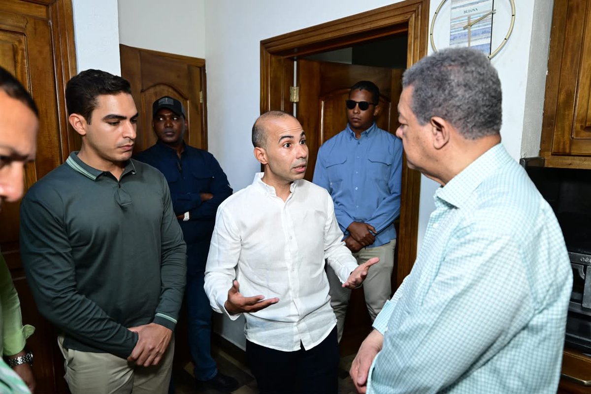 FPcomunica's tweet photo. #FPComunica |

AHORA: #LeonelEnLaVega realiza vista a la residencia de Paul Amín Piña, alcalde de Tireo por la #FuerzaDelPueblo. https://t.co/5fUgmieYYu
