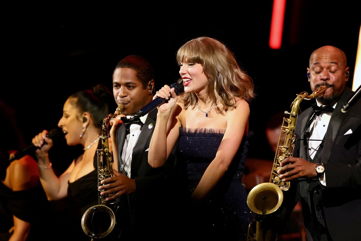 yheimso's tweet photo. Taylor Swift waited a full year to sing "The Fate of Ophelia" live for the first time. Not in a stadium: four songs at a black-tie museum gala.

After the highest-grossing tour ever, the flex is scarcity. Luxury houses have run this play for a century. Pop just learned it. https://t.co/qFRaPsfWOe