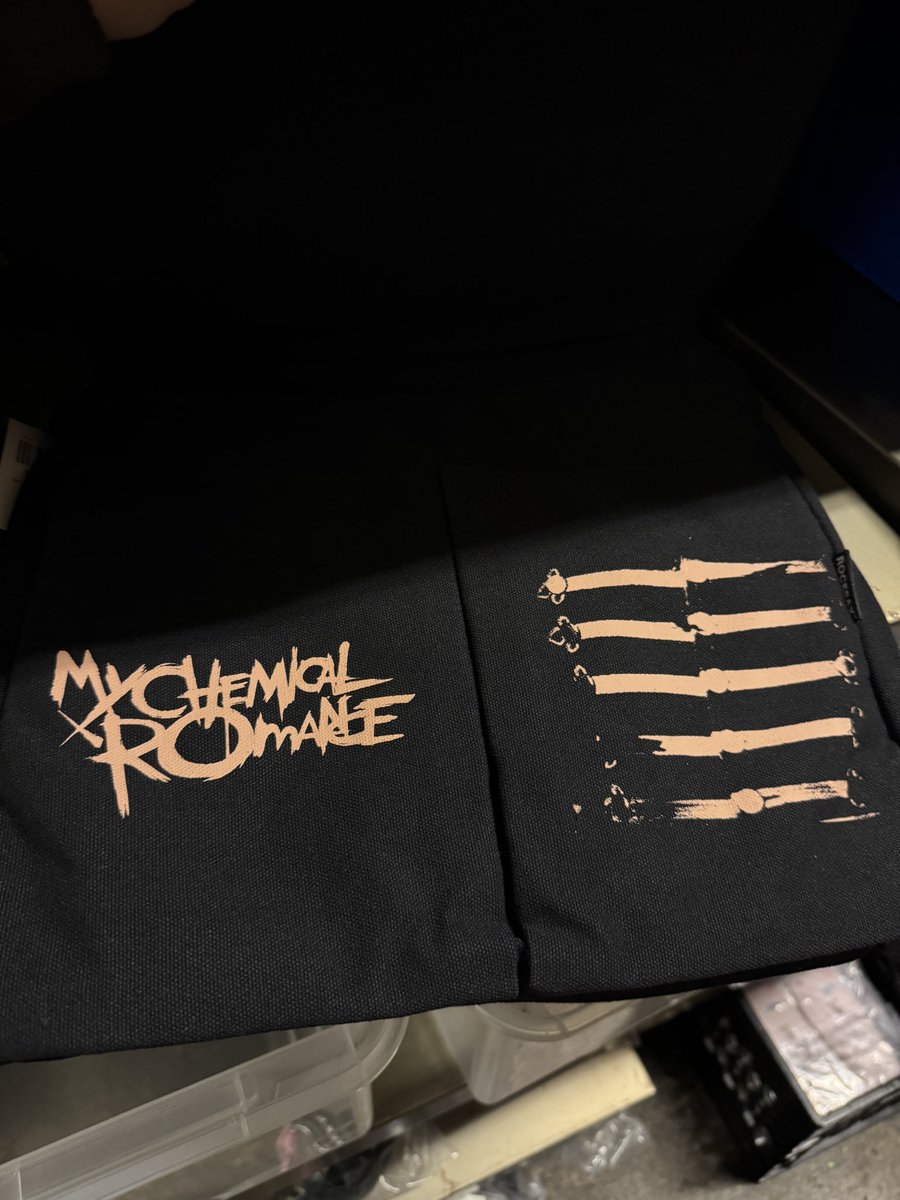 vanityndwax's tweet photo. new mcr crossbody/totes at hot topic 😊😊😊😊😊 https://t.co/dRMsZlmpNh