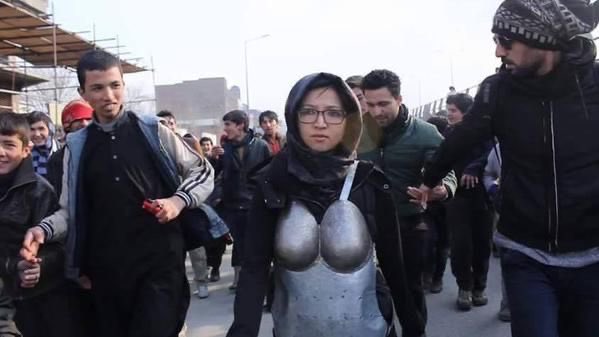 KakaywD20918's tweet photo. In case you don’t know Kubra Khademi, she’s Afghan who wore a suit of armor &amp; walked the streets of Kabul in 2015 to protest street harassment

I think about her every time I’m harassed in the street
Women are forced to fight a battle with their own bodies just to exist in public https://t.co/jcmsjMRwXT