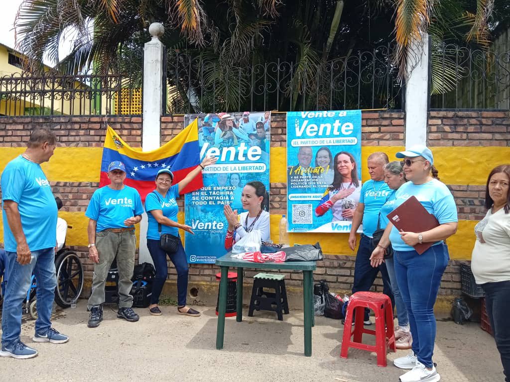 VenteTachira's tweet photo. ¡Táchira sigue sumando!

Exitosa jornada de #PuntosAzules este fin de semana, activos en los 29 municipios, sumando voluntades en cada rincón de nuestro estado para fortalecer el Partido de la Libertad.

¡Vente es la gente! 🇻🇪

📍Torbes https://t.co/cxqraP7Fzy