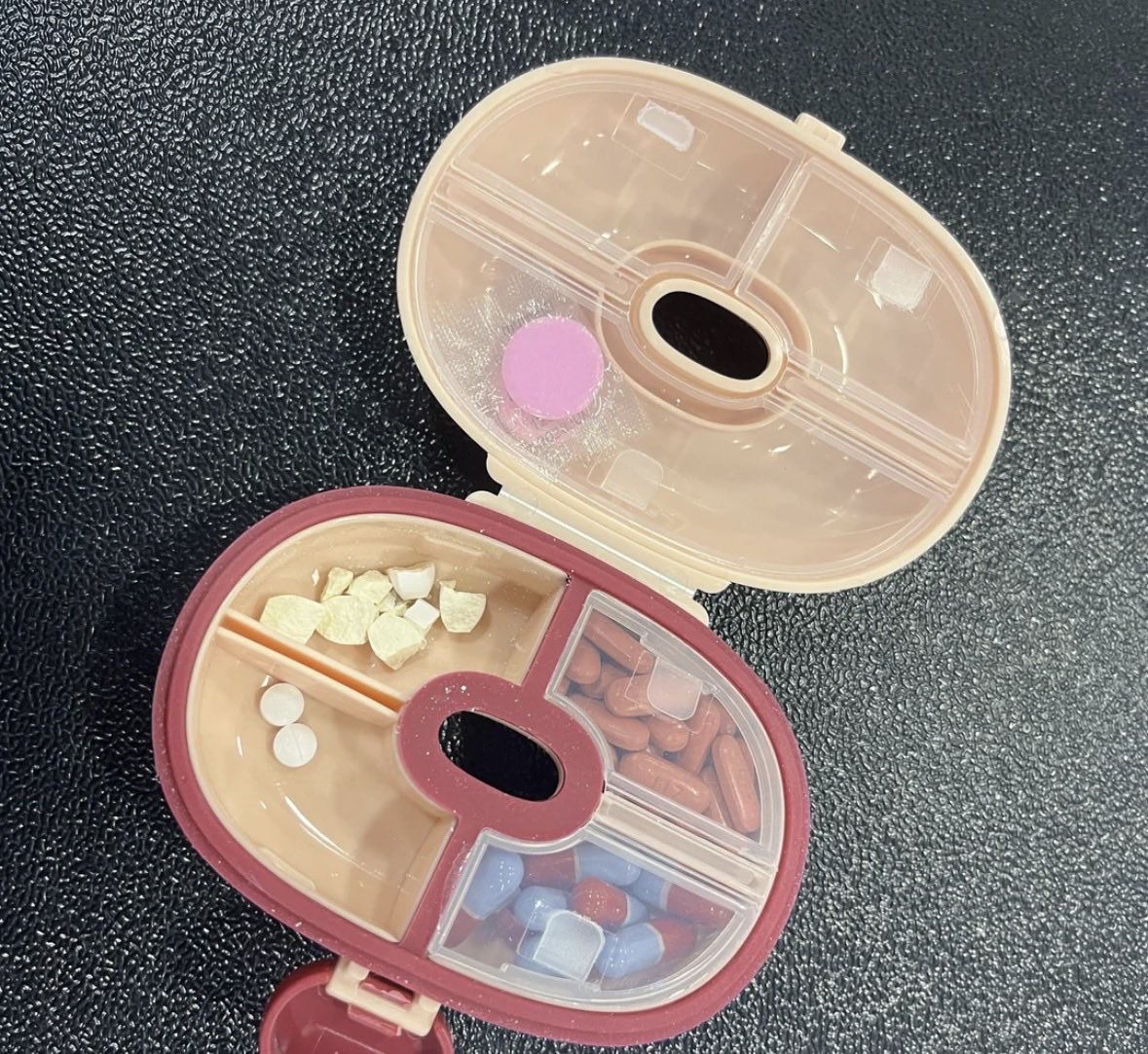 Beenservinyr6l's tweet photo. I usually don't take any pills to work. The past two weeks I've taken a lot of pills to work #drugtwt #drugs https://t.co/V8Feac1oxn