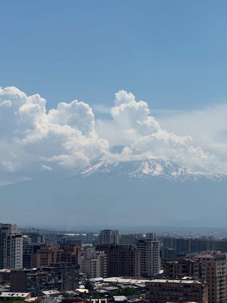cartoonoriginal's tweet photo. Главный символ Армении — гора Арарат 
The main symbol of Armenia — Mount Ararat https://t.co/U7eHRNaf0U