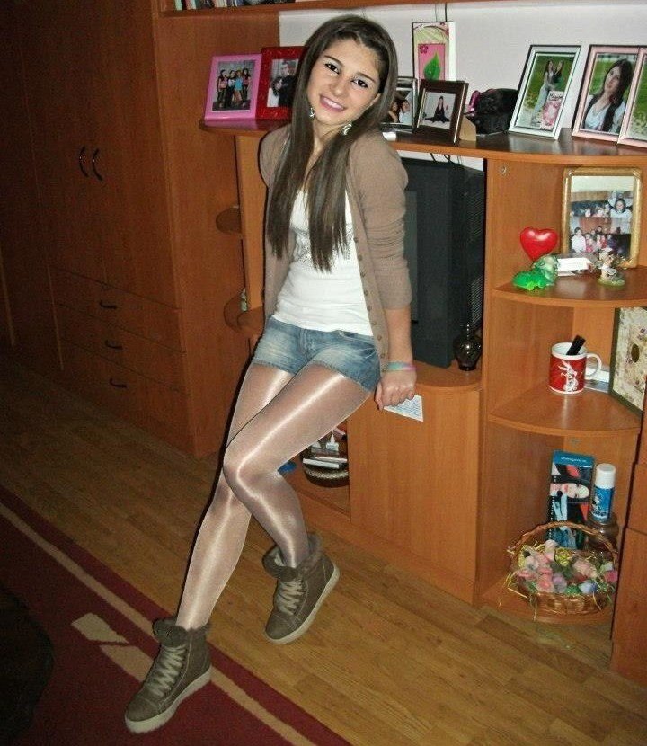 PantyhoseNerd's tweet photo. You gotta love that late 90s / early 2000s look with shiny pantyhose! https://t.co/MXd04lX40v