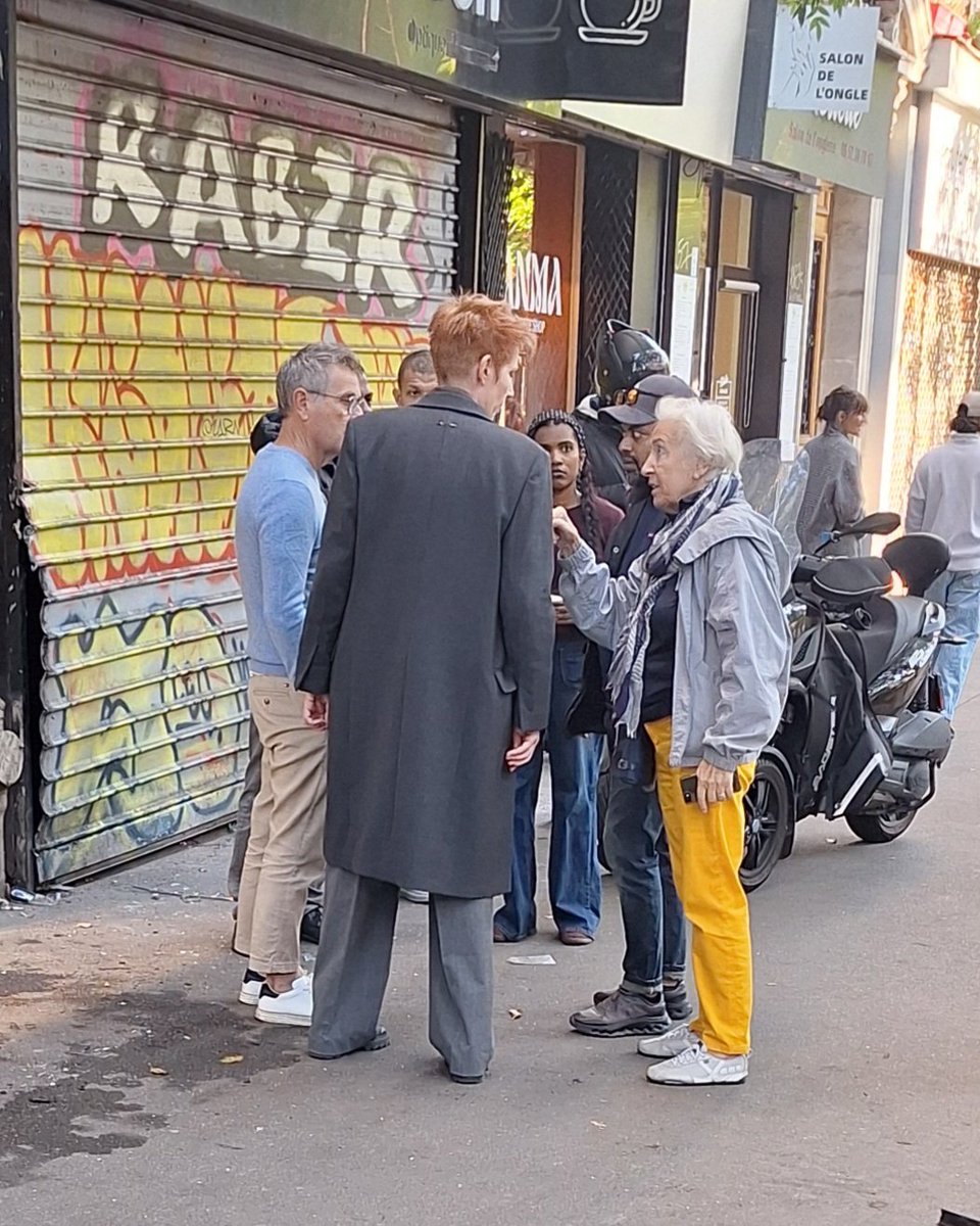 Badigeonneur's tweet photo. Croiser une agrégée de lettres, temporairement candidate à la fonction suprême, éternellement sosie de Mylène Farmer et actuellement déguisée en inspectrice de police lesbienne pour porter secours à quelques pakistanais pillès du 10ème ? Ce n'est possible qu'à Paris, en 2026. https://t.co/HvtkKmvlhI