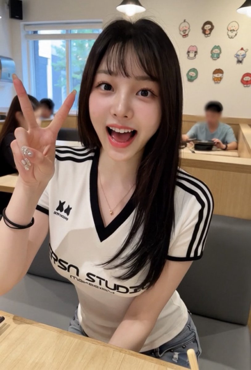 cdgallery0's tweet photo. 힘이라는 쏘주는 첨먹어본!!! 이거 본사람?  베트남에만 있낭 😋 작년에 우시 출장가서 그쪽 회사 직원한테 선물받은 옷을 지금에서야 입어보네 ㅋㅋㅋ 베트남 여성의날이라고 어딜가든 사라미가 엄청 많크 그 덕분에 밥도 비싼걸 얻어먹었지만 😆 

이온몰에서 한국식당 많은데 전부 한시간이상 웨이팅이라 스시집갔음 😭 다 먹고 나올때쯤은 요기두 자리가 없어 웨이팅하더라 

많이 가본건 아니지만 이때까지 가본것중에 가장 사라미가 많았당 😑 한국음식점들 많은데 왜 이온몰이냐구 물어보니 여성의날이 얼마 안남아서 왔다그 ㅋㅋ 속으로 그럼 딜도하나만 선물해주지 먼 백화점이야 하면서 투털됐음 ㅋㅋㅋ

가격대비 양이 적어서 호텔들아오는길에 편의점에서 컵라면 하나 사들고와서 먹음 😭 이제 자야징 일식먹었으니 오야스미