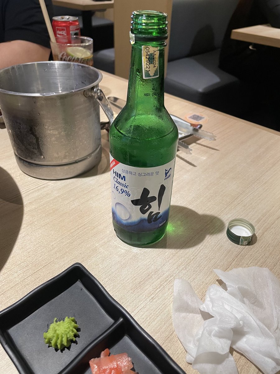 cdgallery0's tweet photo. 힘이라는 쏘주는 첨먹어본!!! 이거 본사람?  베트남에만 있낭 😋 작년에 우시 출장가서 그쪽 회사 직원한테 선물받은 옷을 지금에서야 입어보네 ㅋㅋㅋ 베트남 여성의날이라고 어딜가든 사라미가 엄청 많크 그 덕분에 밥도 비싼걸 얻어먹었지만 😆 

이온몰에서 한국식당 많은데 전부 한시간이상 웨이팅이라 스시집갔음 😭 다 먹고 나올때쯤은 요기두 자리가 없어 웨이팅하더라 

많이 가본건 아니지만 이때까지 가본것중에 가장 사라미가 많았당 😑 한국음식점들 많은데 왜 이온몰이냐구 물어보니 여성의날이 얼마 안남아서 왔다그 ㅋㅋ 속으로 그럼 딜도하나만 선물해주지 먼 백화점이야 하면서 투털됐음 ㅋㅋㅋ

가격대비 양이 적어서 호텔들아오는길에 편의점에서 컵라면 하나 사들고와서 먹음 😭 이제 자야징 일식먹었으니 오야스미