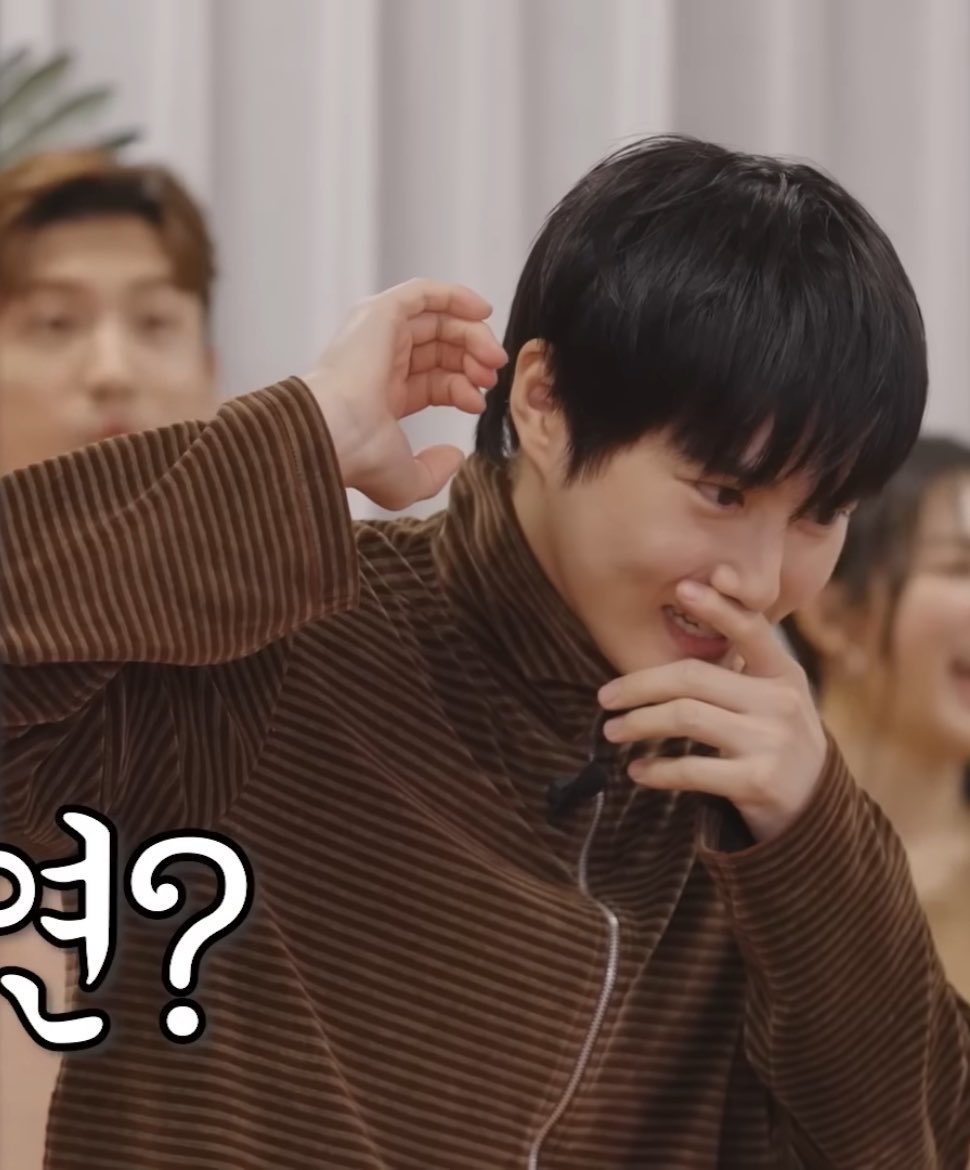 w_shfulthinking's tweet photo. 준면오빠 옷장에 반하이넥 가디건?집업? 전용칸 잇을것같아 https://t.co/RDVLFfyXPX