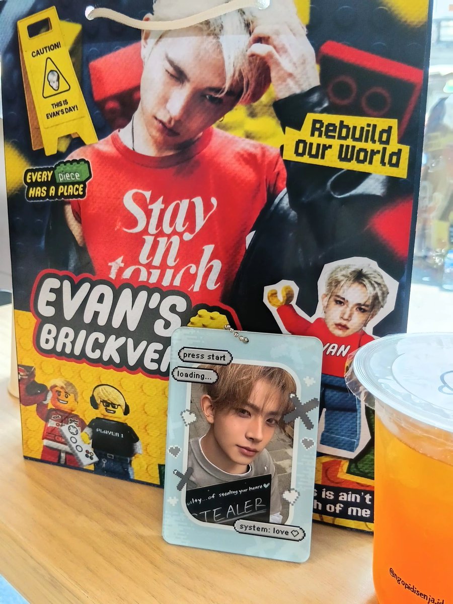 sun_flower825's tweet photo. and today Evan birthdayy dari @everlandcorner yg isi merch nya gokilll❤️‍🔥 https://t.co/lJeBRf96I8