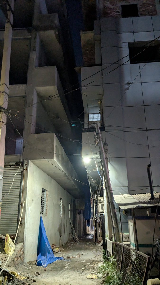 himanshuSetia_'s tweet photo. @MunCorpGurugram @NayabSainiBJP @DC_Gurugram 
Gurgaon Urban Planning at its best. That's Sethi Hospital for y'all.

Extending private property area to public Street ain't legal for sure.

Plus think if fire breaks out. https://t.co/FmB5QCUc12