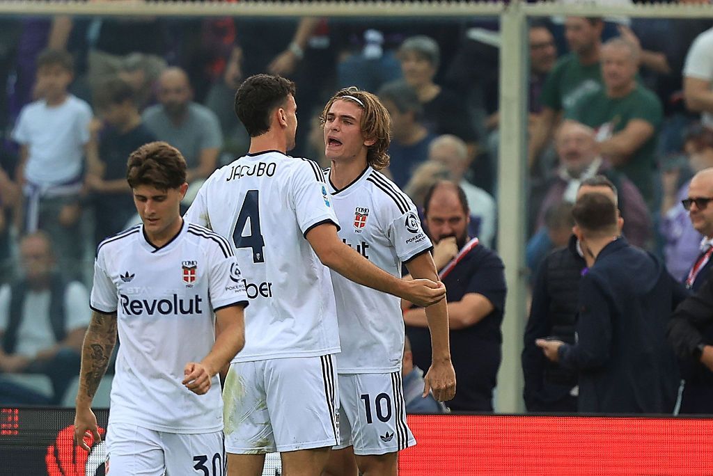 romaflashoffici's tweet photo. Serie A: il Como fa colpo grosso a Firenze vincendo 3-1 e si porta a -3 dalla Roma in classifica. I lariani rilanciano le proprie ambizioni, mentre i toscani pagano a caro prezzo le troppe occasioni sprecate sotto porta. ⚽📈

⚡ RomaFlash  #ASRoma #SerieA #Como https://t.co/4VdXTMTPEi