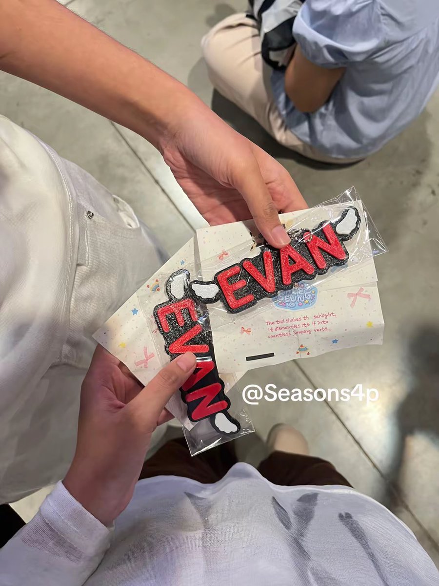 Seasons4p's tweet photo. ป้าเอเวอร์ที่รักดุ๋งที่สุดดด >< 🍀🌟💖
#EVAN #heeseung #희승 #KLiveFestival https://t.co/rcbJUmocxU