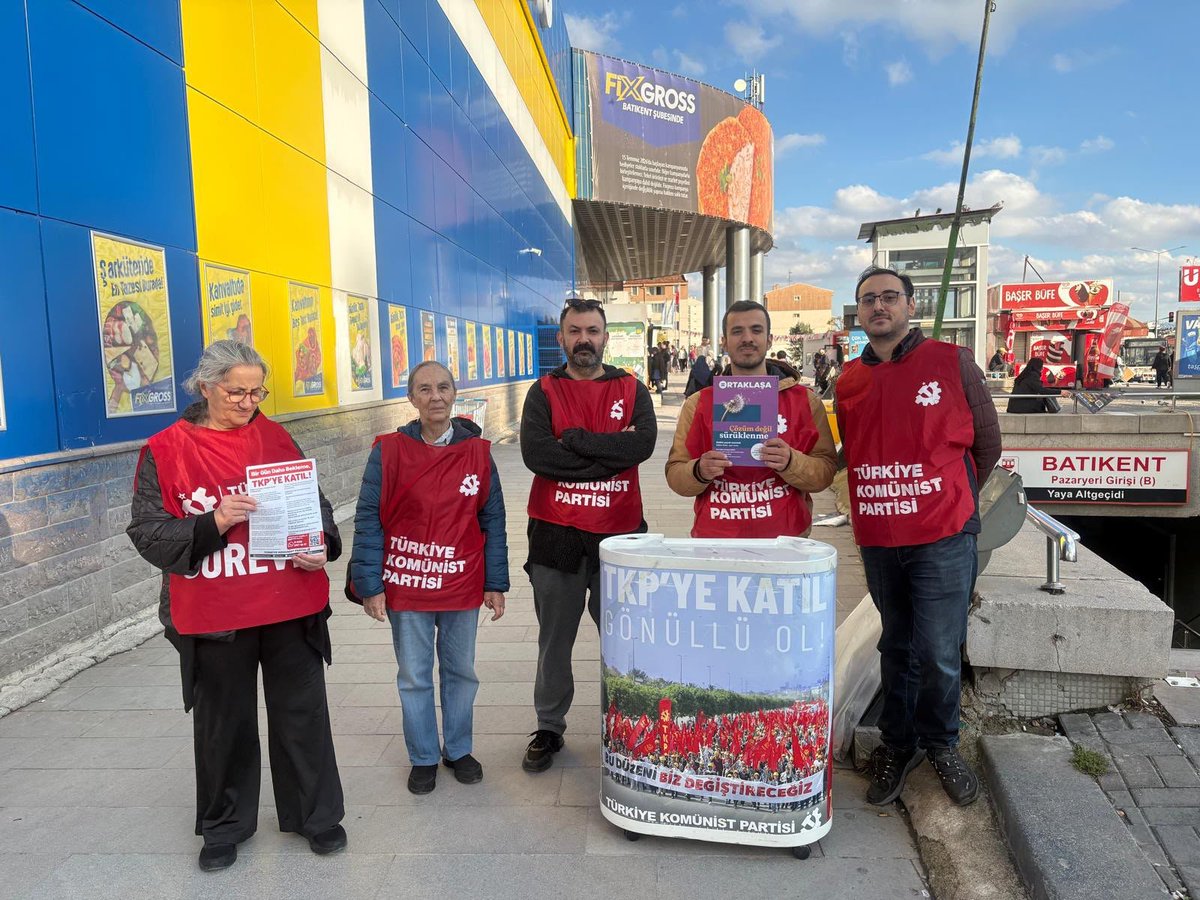 batikentsemtevi's tweet photo. Bugün Batıkent Pazar Yeri ve Batıkent metroda Ortaklaşa Ekim sayısını Batıkentliler'e ulaştırıp Batıkentliler'i Tkp'ye katılmaya davet ettik.  

Sen de bir gün daha bekleme, Tkp'ye katıl!👇🏻

https://t.co/RUBhMJqPv2 https://t.co/PETtqxFeVH