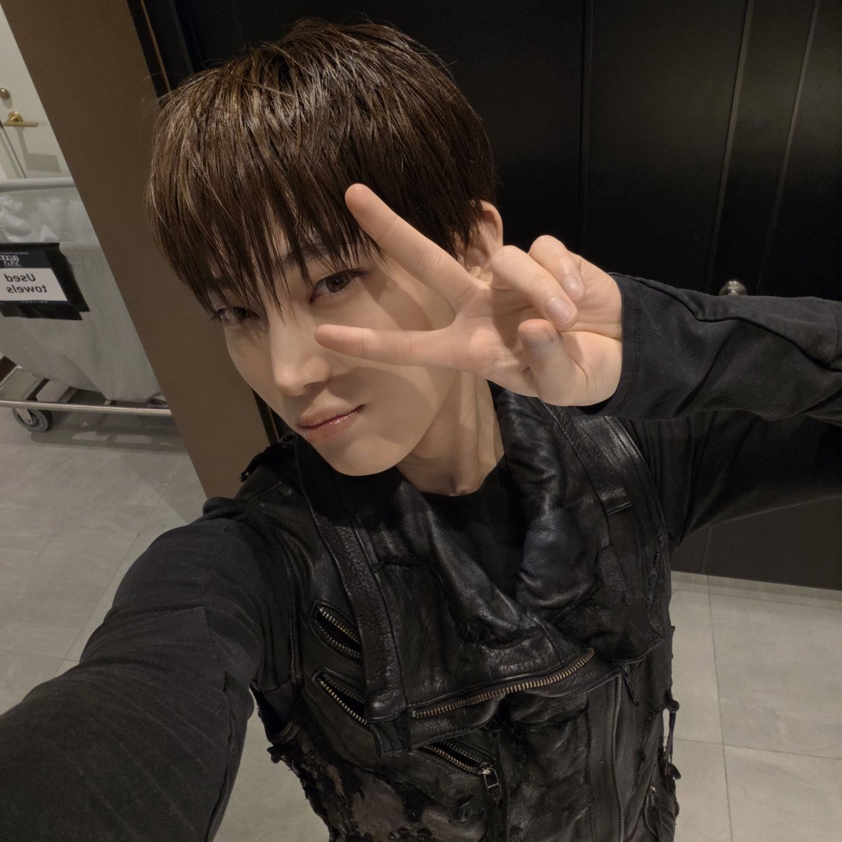 enhypenweverse's tweet photo. [ #선우's DM ] 261018

🦊: [Pictures]
🦊: Tada today's gift
🦊: Last concert was so fun really
🦊: Macau ❤️
🦊: Today I'm going to sleep right after washing up hehe
🦊: I think I can't play Rummikub today kekekeke
🦊: Since I'm more tired than I expected heh
🦊: See you tomorrow~~ (cute tone)
🦊: Sleep well ❤️

@ENHYPEN_members @ENHYPEN #ENHYPEN #엔하이픈 #SUNOO